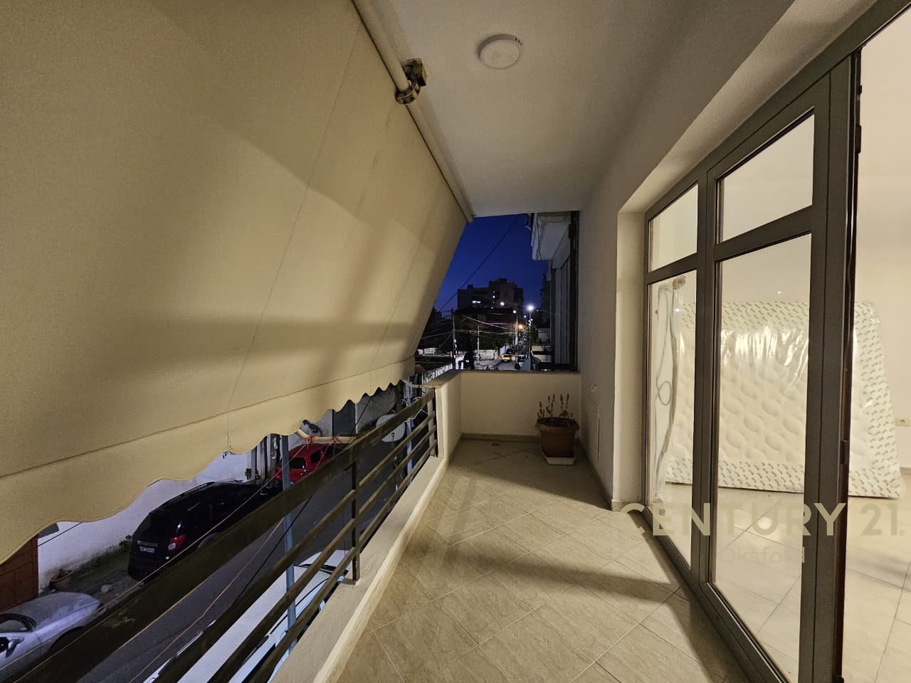 SHITET APARTAMENT 2+1 ME KUZHIN TE VECUAR TE SHKOLLA E KUQE