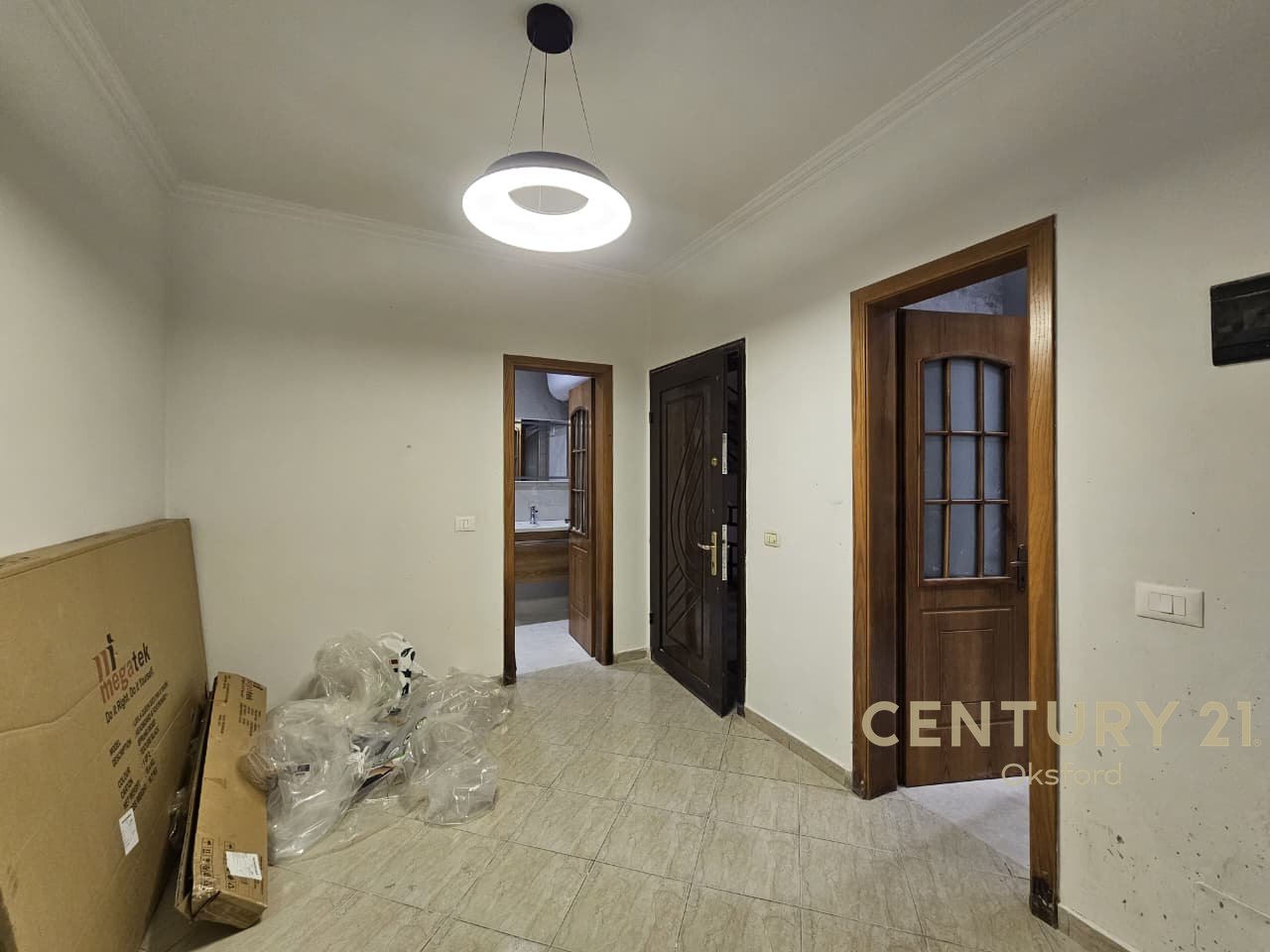 SHITET APARTAMENT 2+1 ME KUZHIN TE VECUAR TE SHKOLLA E KUQE