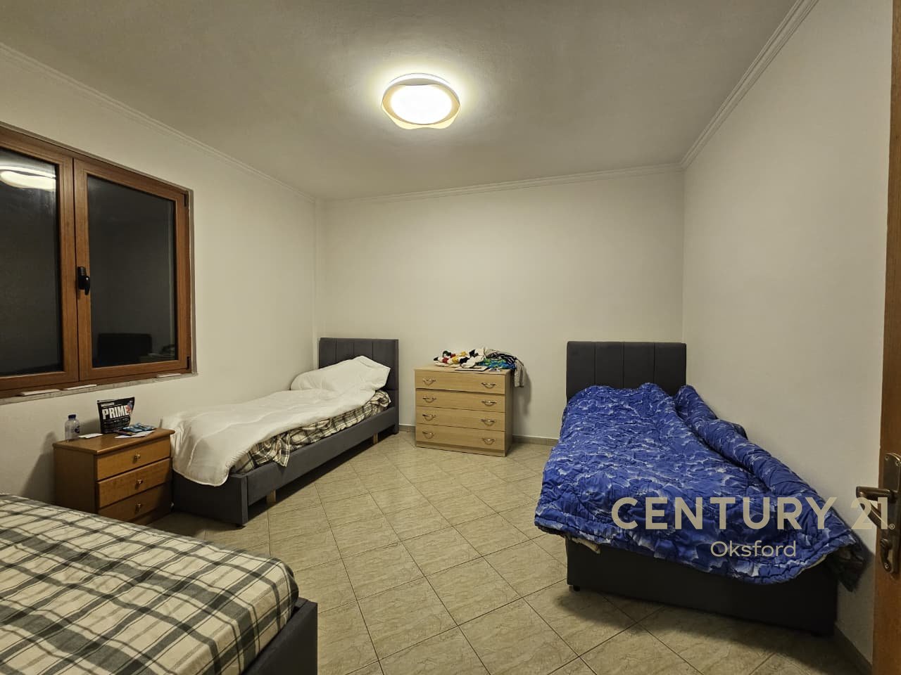 SHITET APARTAMENT 2+1 ME KUZHIN TE VECUAR TE SHKOLLA E KUQE