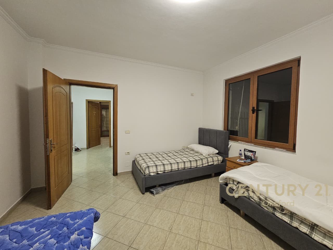 SHITET APARTAMENT 2+1 ME KUZHIN TE VECUAR TE SHKOLLA E KUQE