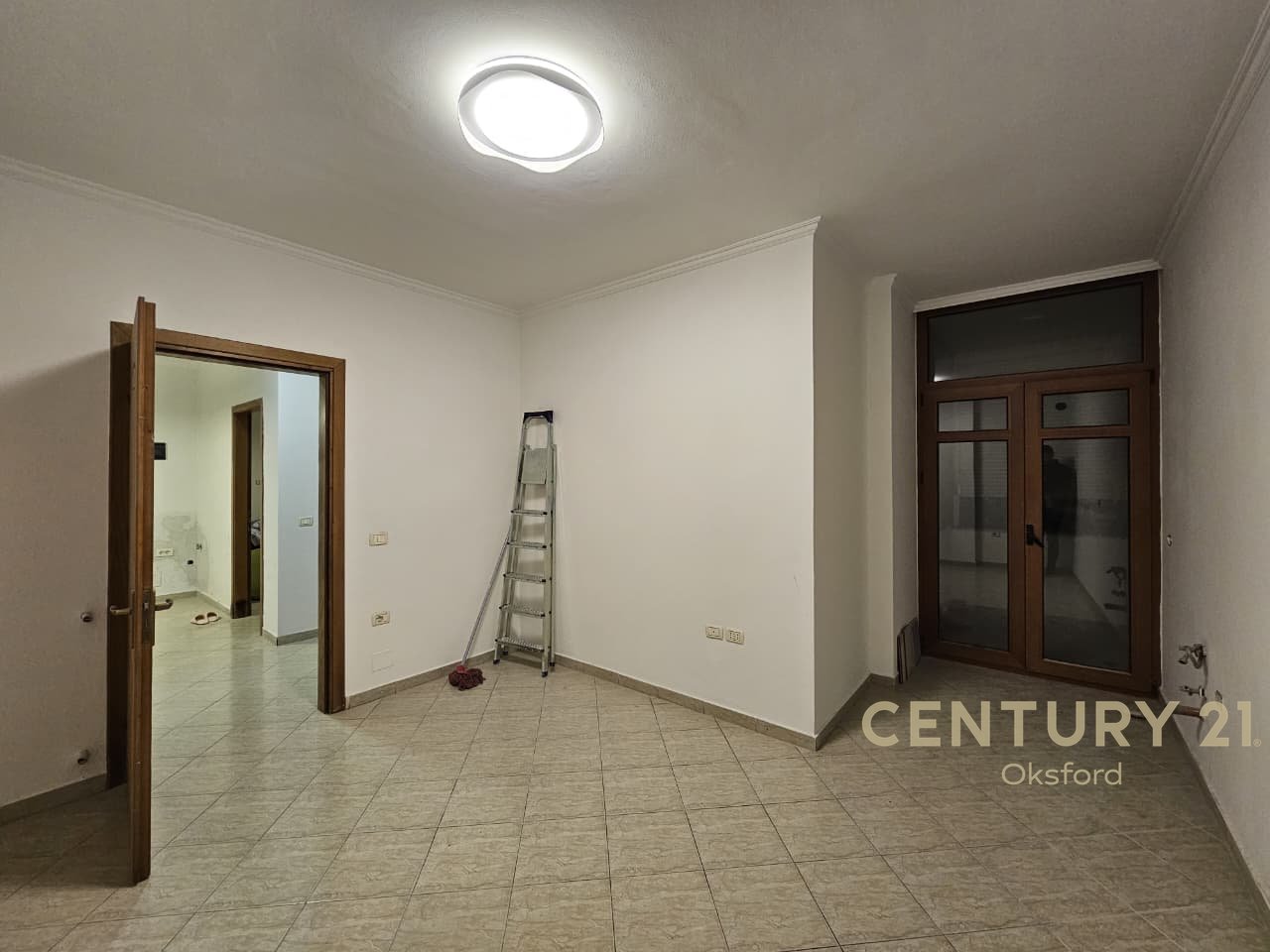 SHITET APARTAMENT 2+1 ME KUZHIN TE VECUAR TE SHKOLLA E KUQE