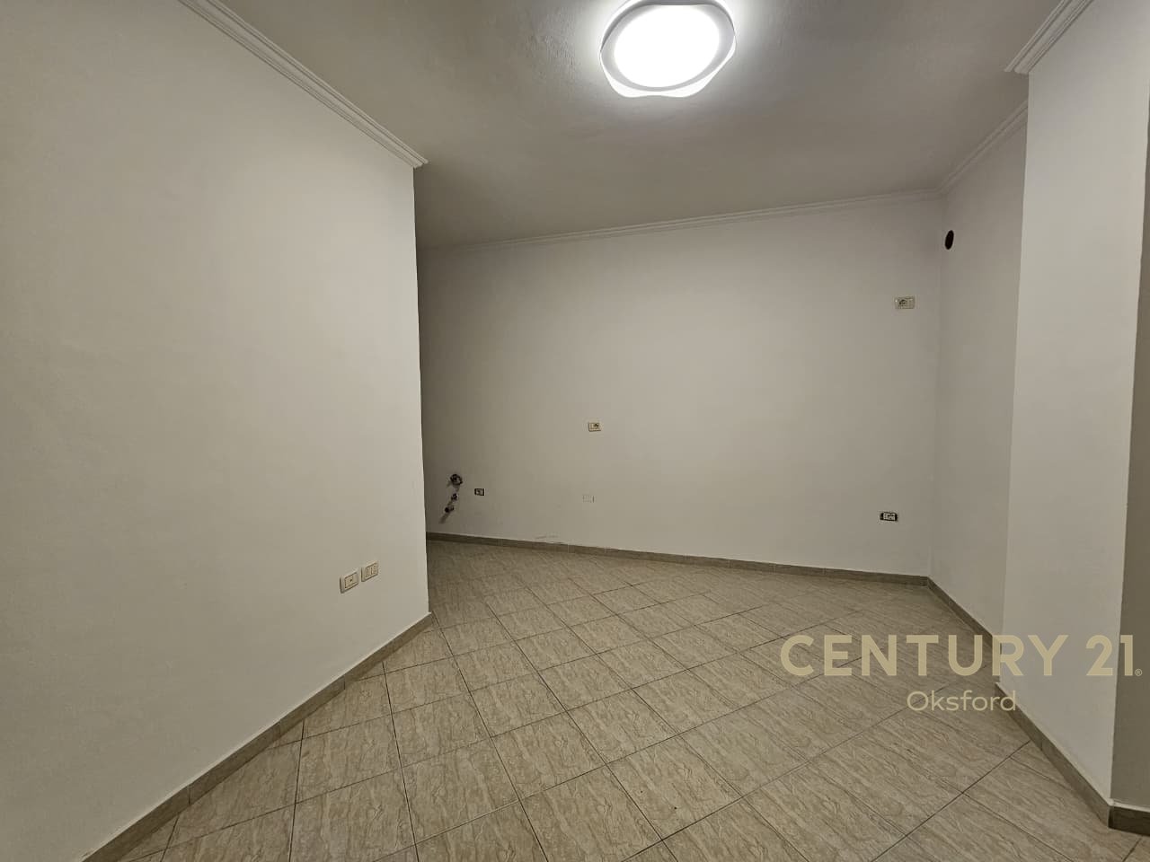 SHITET APARTAMENT 2+1 ME KUZHIN TE VECUAR TE SHKOLLA E KUQE