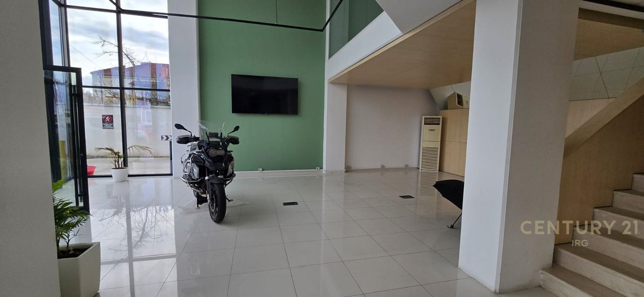 Showroom ufficio e parcheggio di 2000 m2 in affitto!