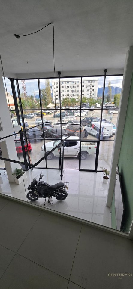 Showroom ufficio e parcheggio di 2000 m2 in affitto!