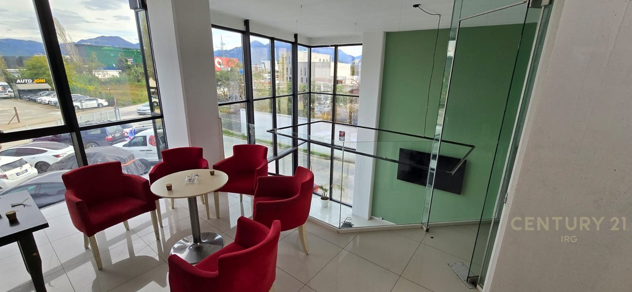 Showroom ufficio e parcheggio di 2000 m2 in affitto!