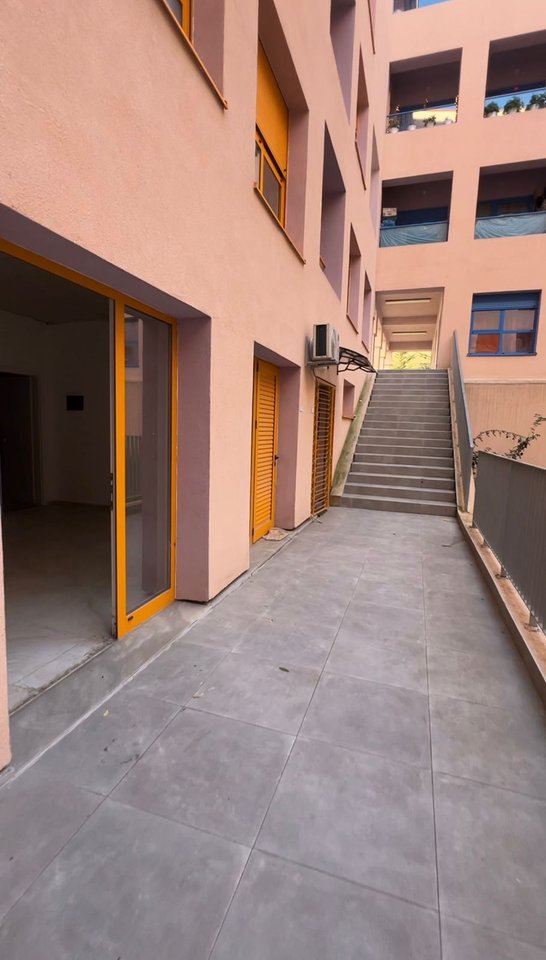 Locale Commerciale in Affitto ad Ali Demi presso il Complesso Mangalem, Tirana