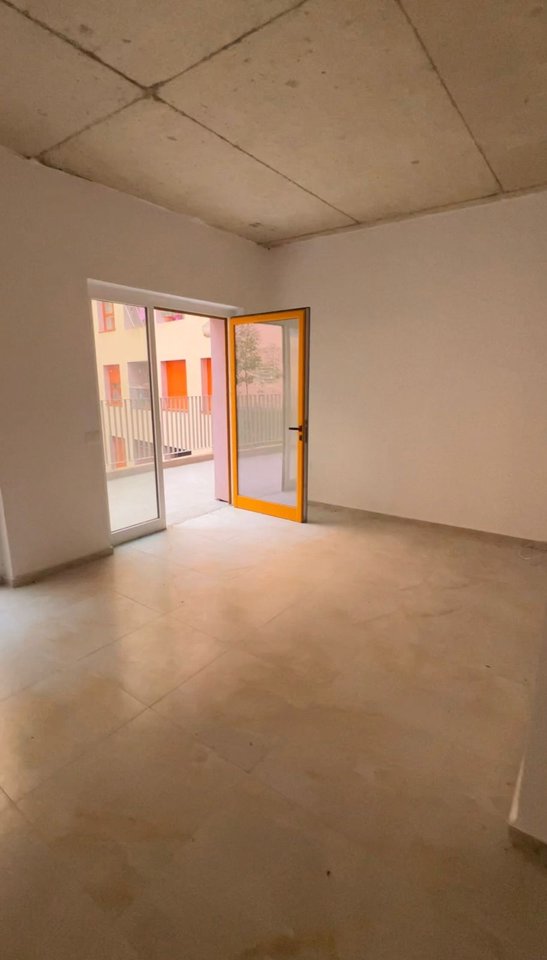 Locale Commerciale in Affitto ad Ali Demi presso il Complesso Mangalem, Tirana