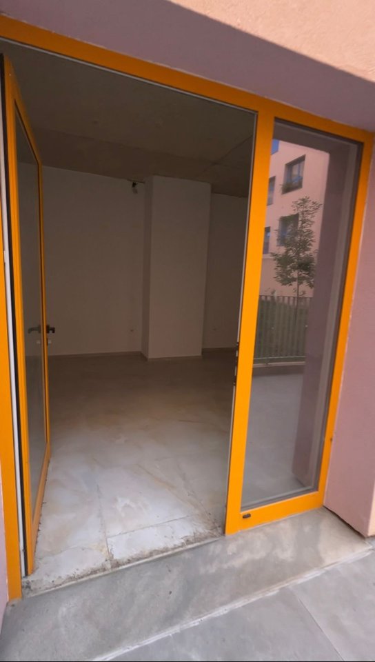 Locale Commerciale in Affitto ad Ali Demi presso il Complesso Mangalem, Tirana