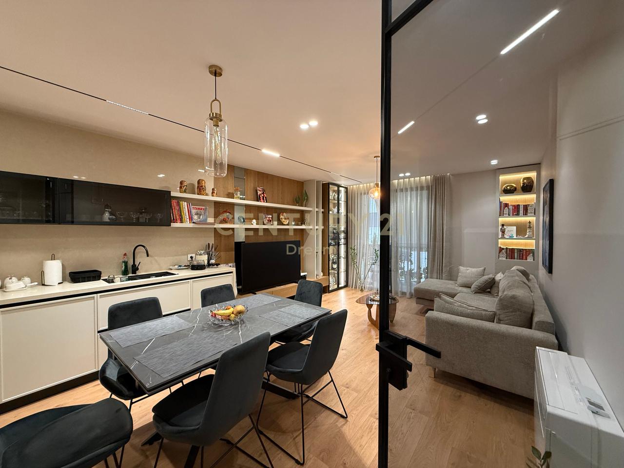 Shitet Apartament 2+1+2 dhe 2 Poste Parkimi prane Vet Hospital