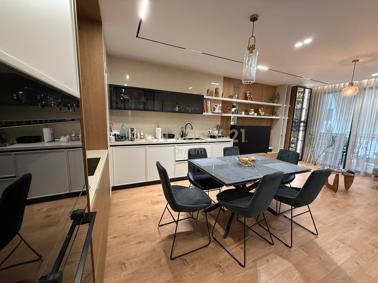 Shitet Apartament 2+1+2 dhe 2 Poste Parkimi prane Vet Hospital