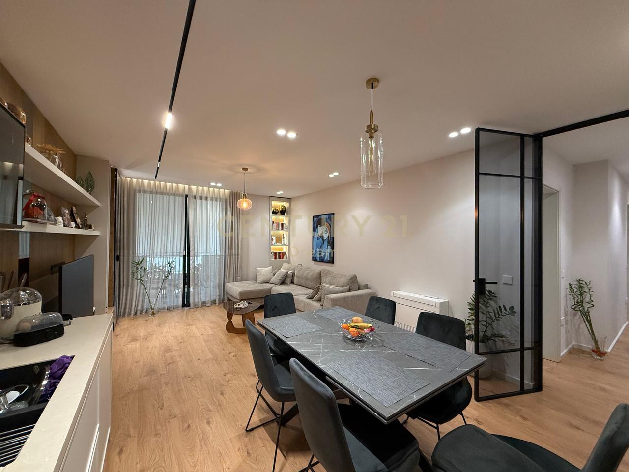 Shitet Apartament 2+1+2 dhe 2 Poste Parkimi prane Vet Hospital