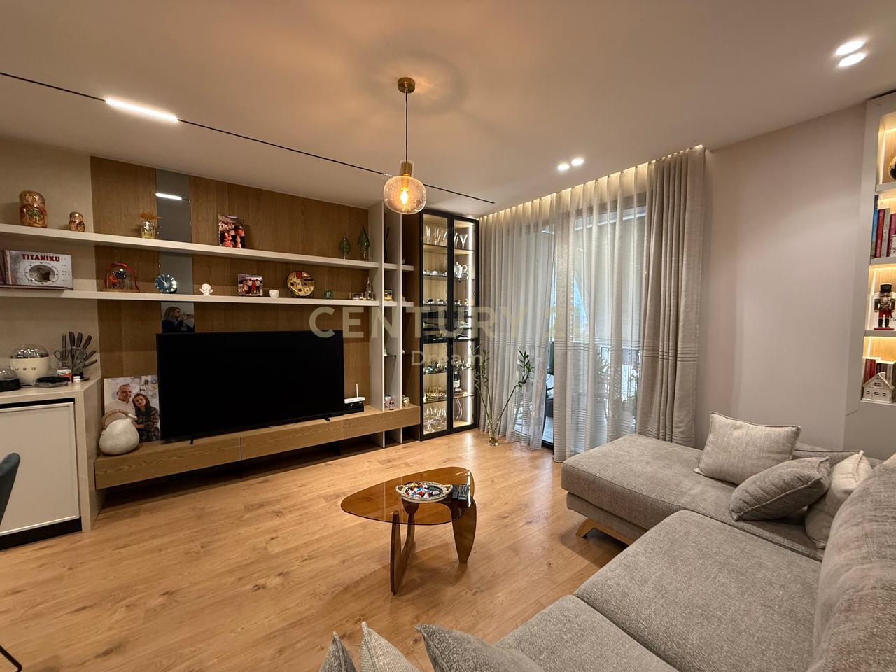 Shitet Apartament 2+1+2 dhe 2 Poste Parkimi prane Vet Hospital