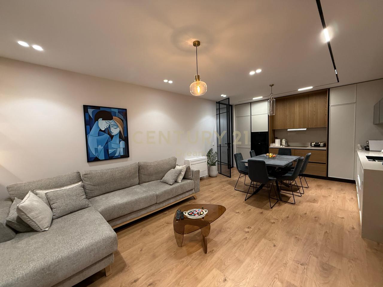 Shitet Apartament 2+1+2 dhe 2 Poste Parkimi prane Vet Hospital