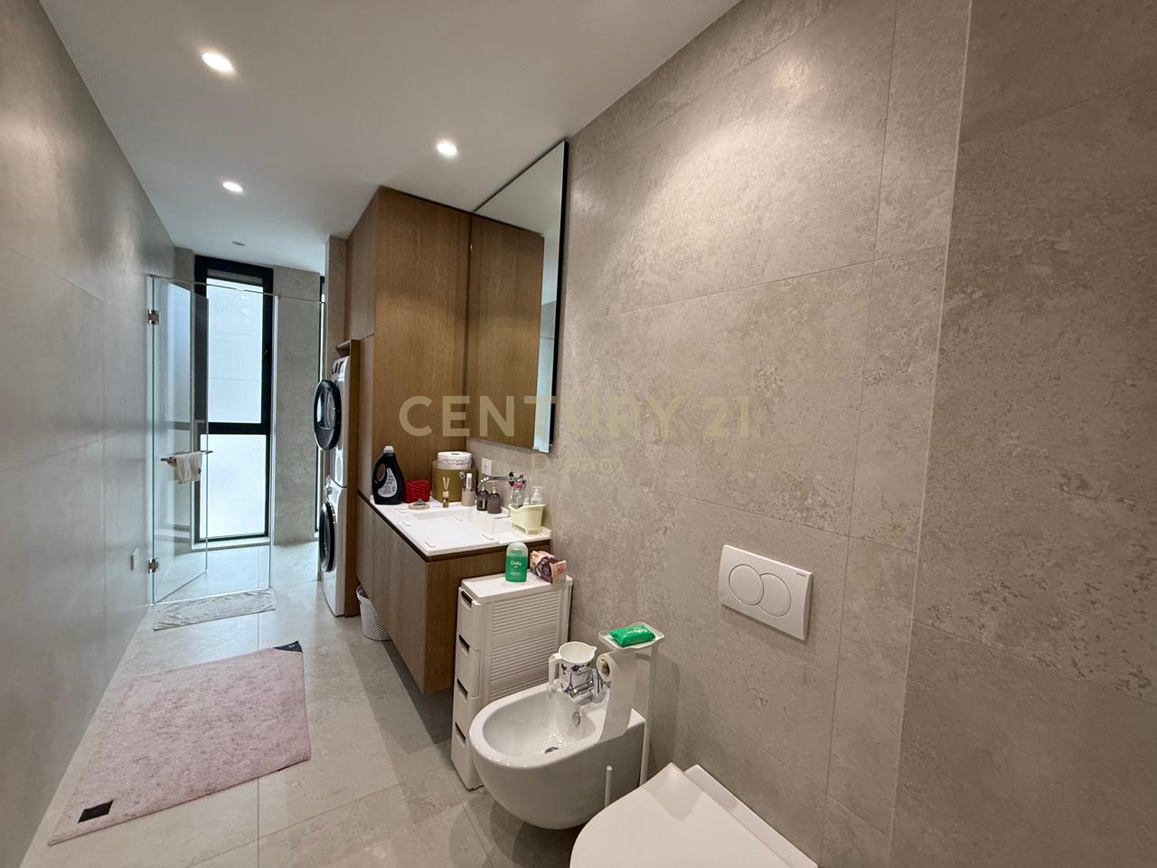 Shitet Apartament 2+1+2 dhe 2 Poste Parkimi prane Vet Hospital