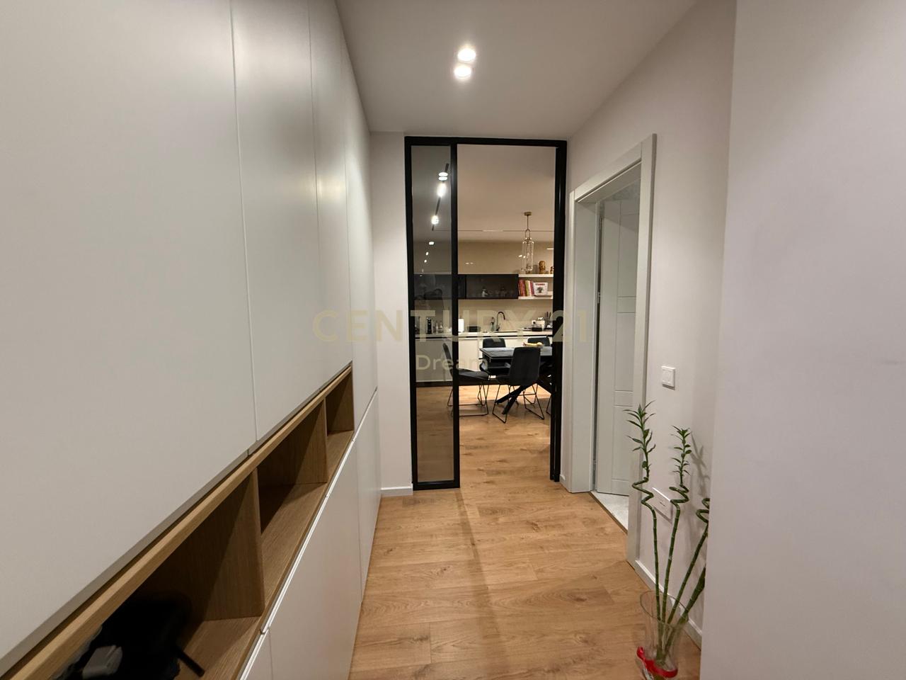 Shitet Apartament 2+1+2 dhe 2 Poste Parkimi prane Vet Hospital