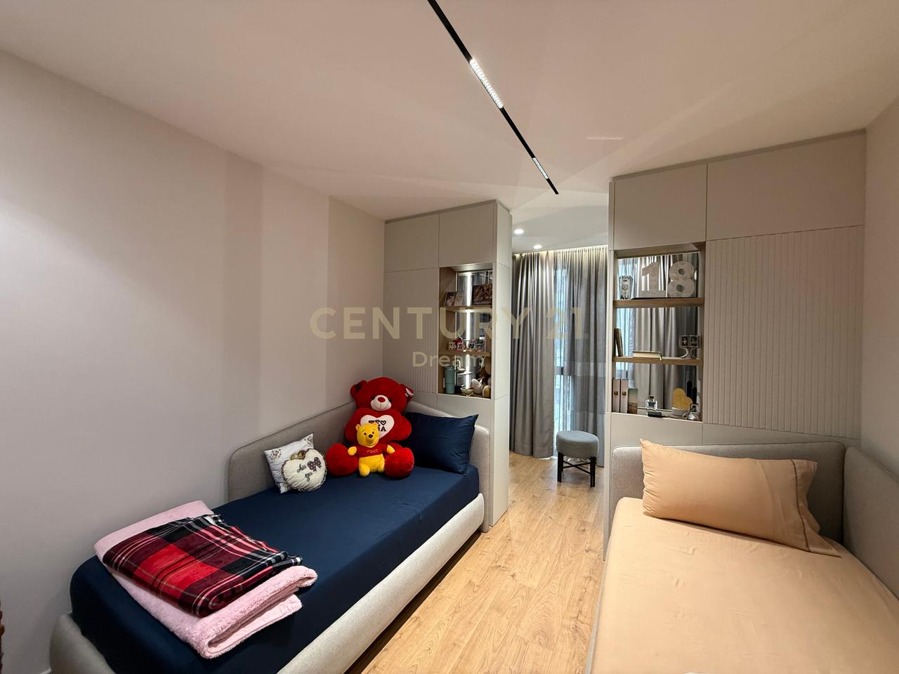 Shitet Apartament 2+1+2 dhe 2 Poste Parkimi prane Vet Hospital