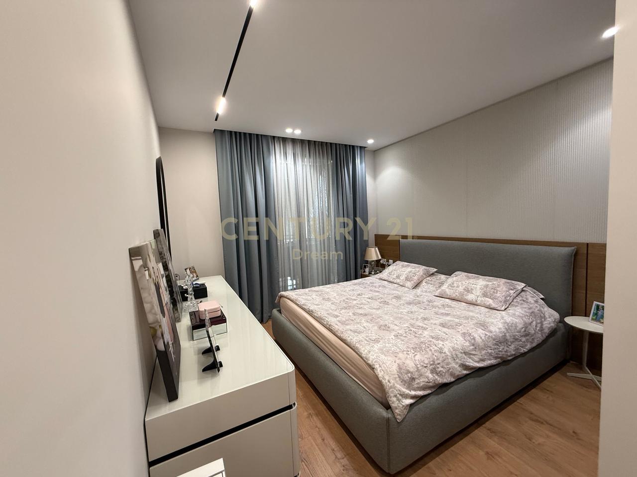 Shitet Apartament 2+1+2 dhe 2 Poste Parkimi prane Vet Hospital