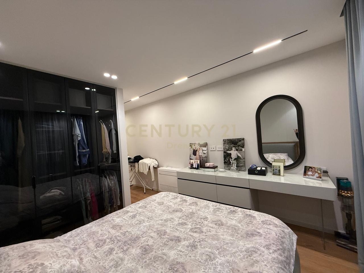 Shitet Apartament 2+1+2 dhe 2 Poste Parkimi prane Vet Hospital