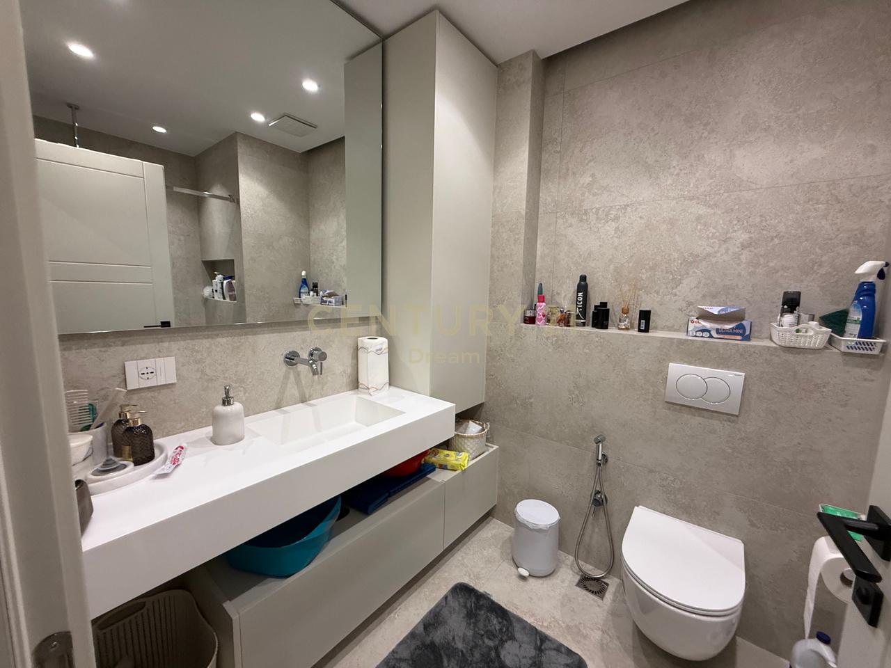 Shitet Apartament 2+1+2 dhe 2 Poste Parkimi prane Vet Hospital