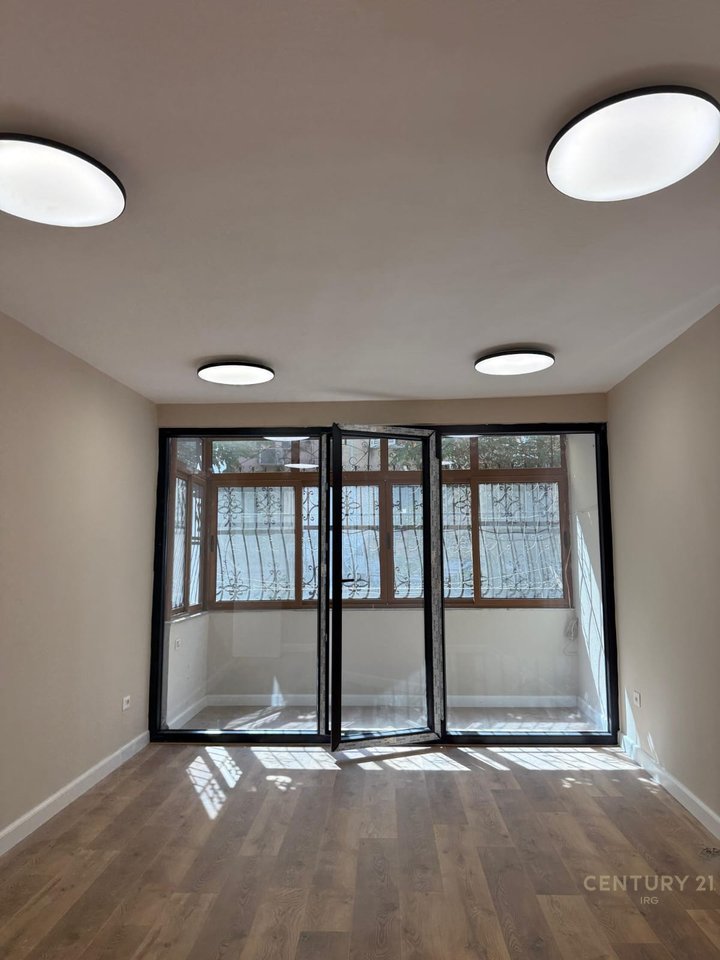 APARTAMENT 2+1 PER SHITJE PRANE PETRO NINIT!