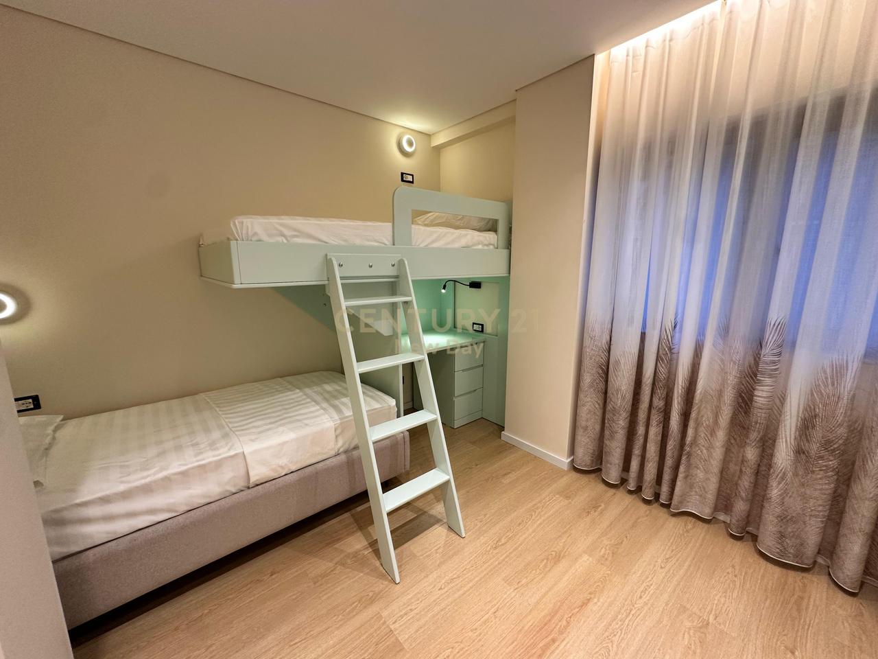 JEPET APARTAMENT ME QIRA 2+1+2 ME PAMJE DETI NE CURRILA!