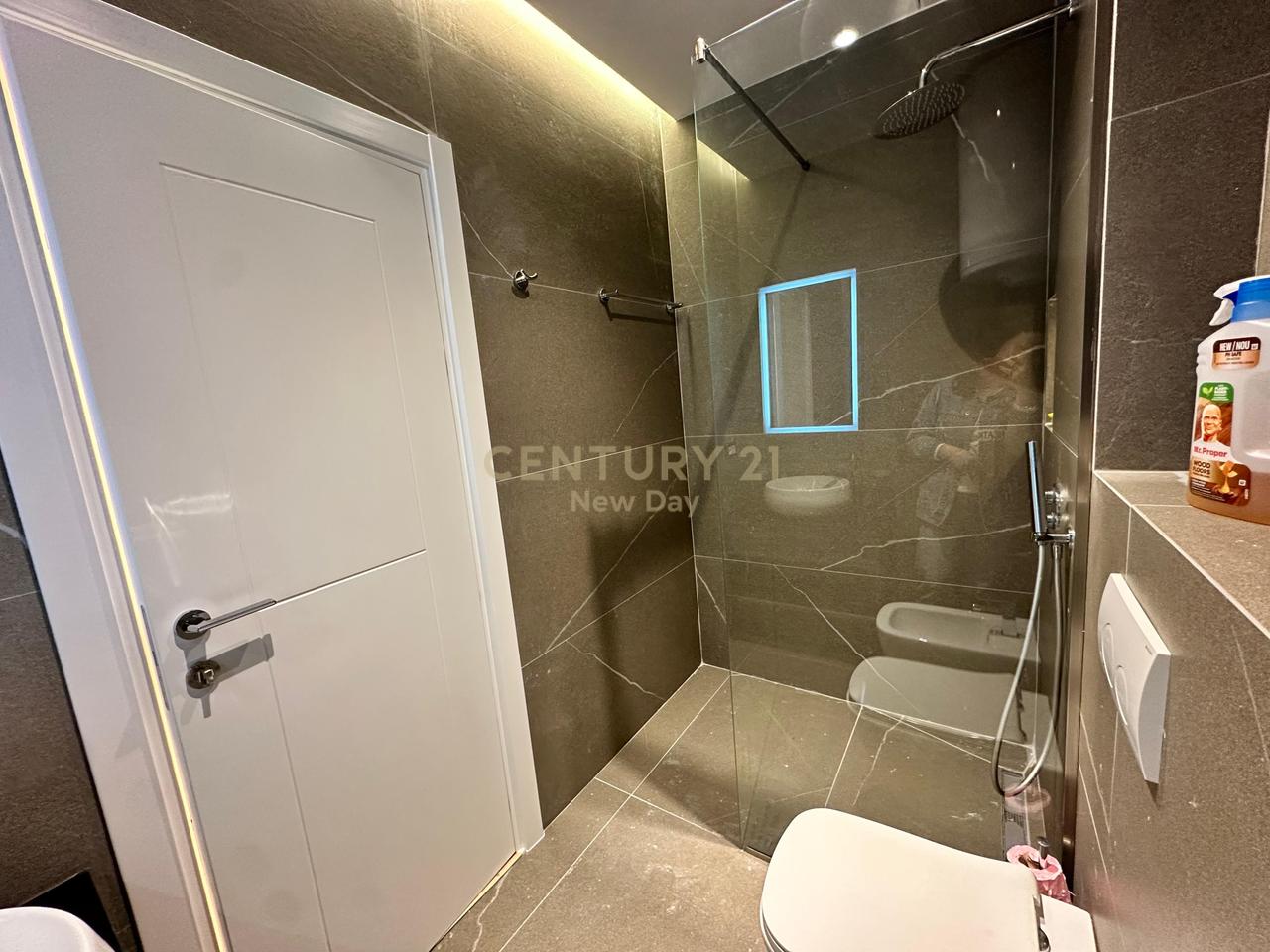 JEPET APARTAMENT ME QIRA 2+1+2 ME PAMJE DETI NE CURRILA!