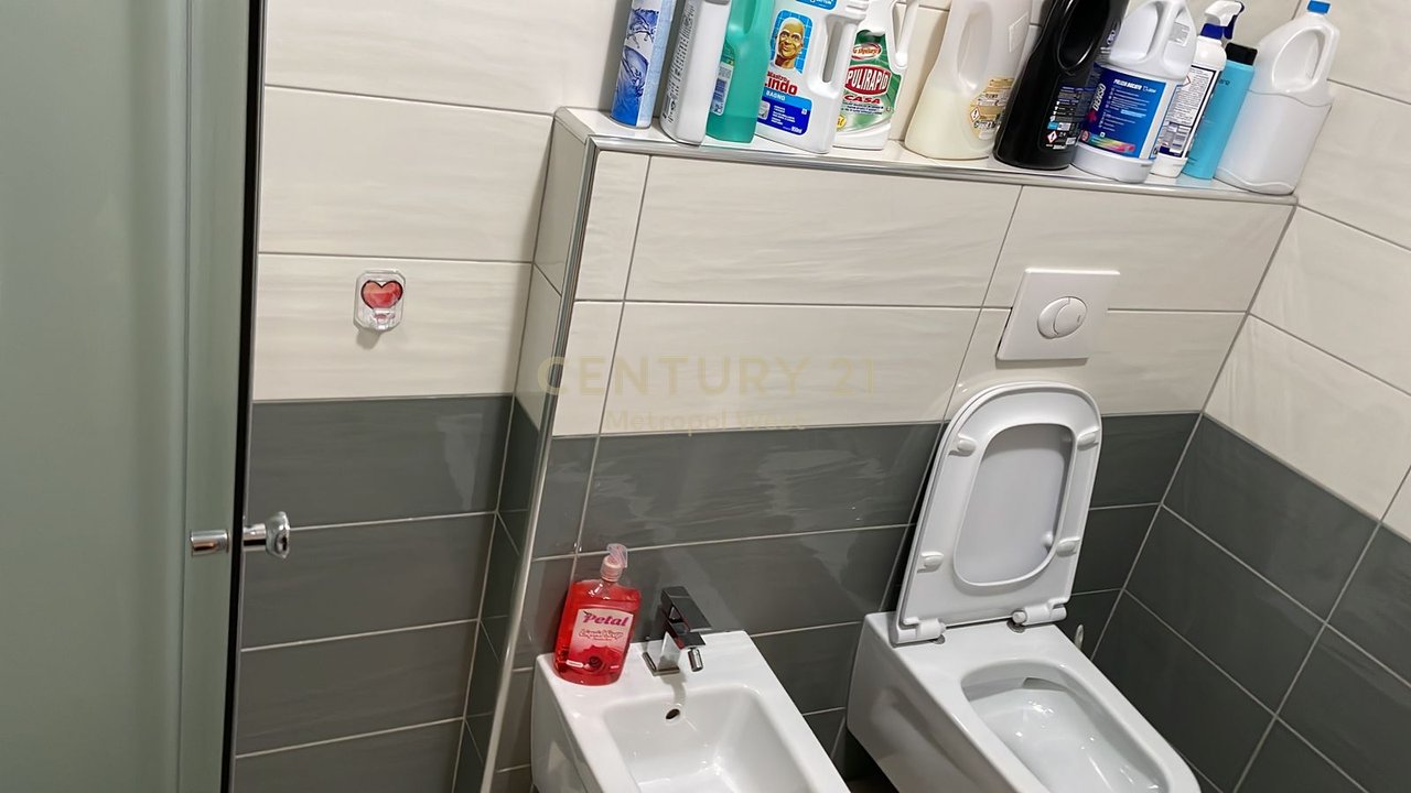 Appartamento 2+1+2 bagni, con posto auto in vendita - Fresku Tirana!