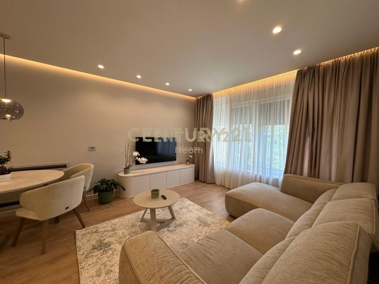Qira, apartament modern 2+1+2 te Liqeni i Thate!