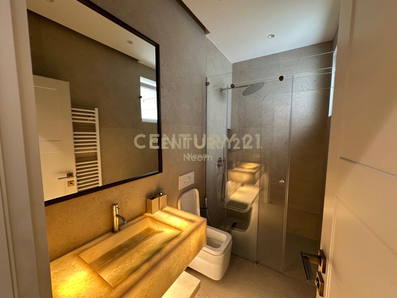 Qira, apartament modern 2+1+2 te Liqeni i Thate!