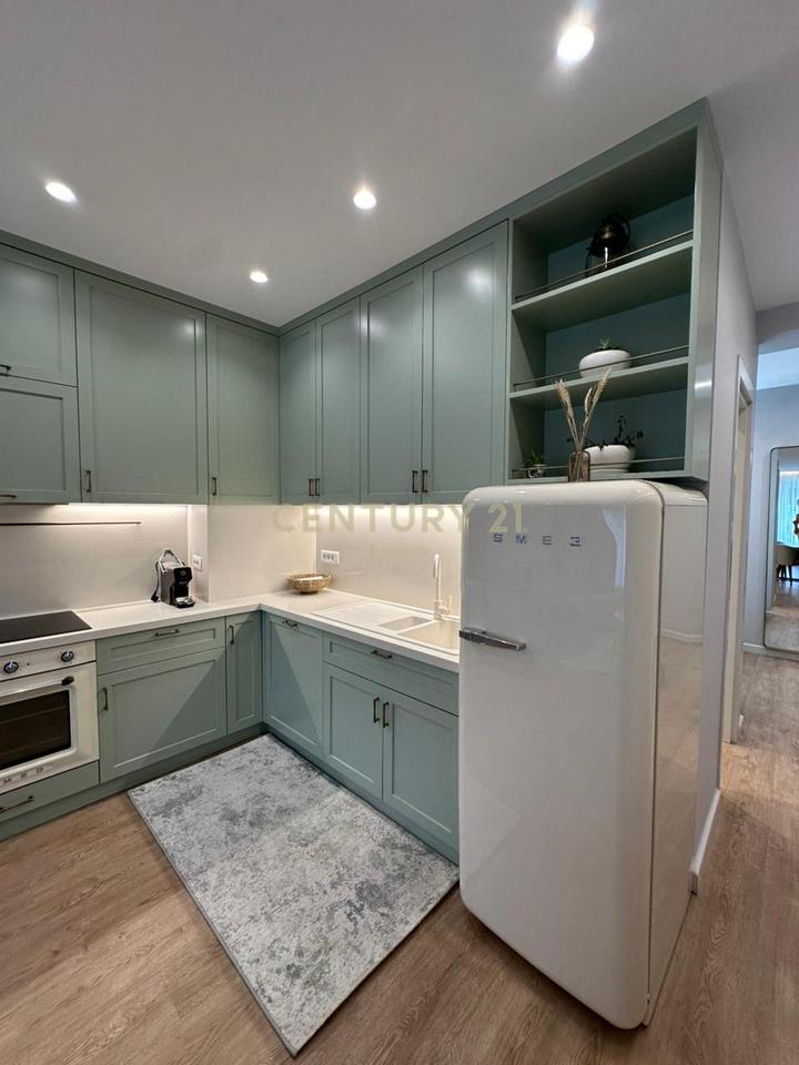 Qira, apartament modern 2+1+2 te Liqeni i Thate!