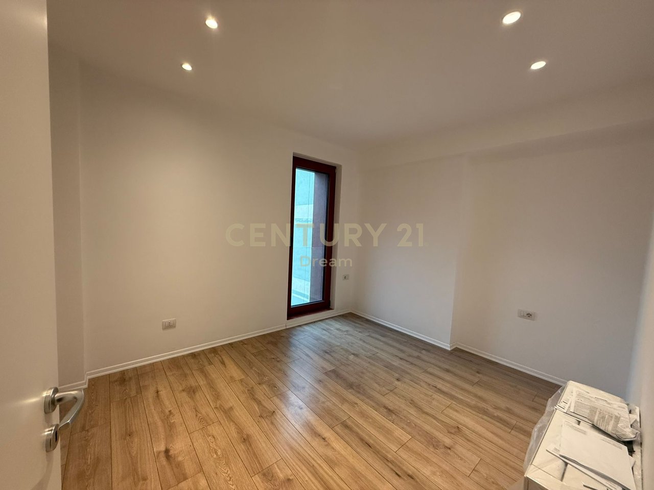 JEPET ZYRE PER QIRA (prane qendres) Rruga Kavajes