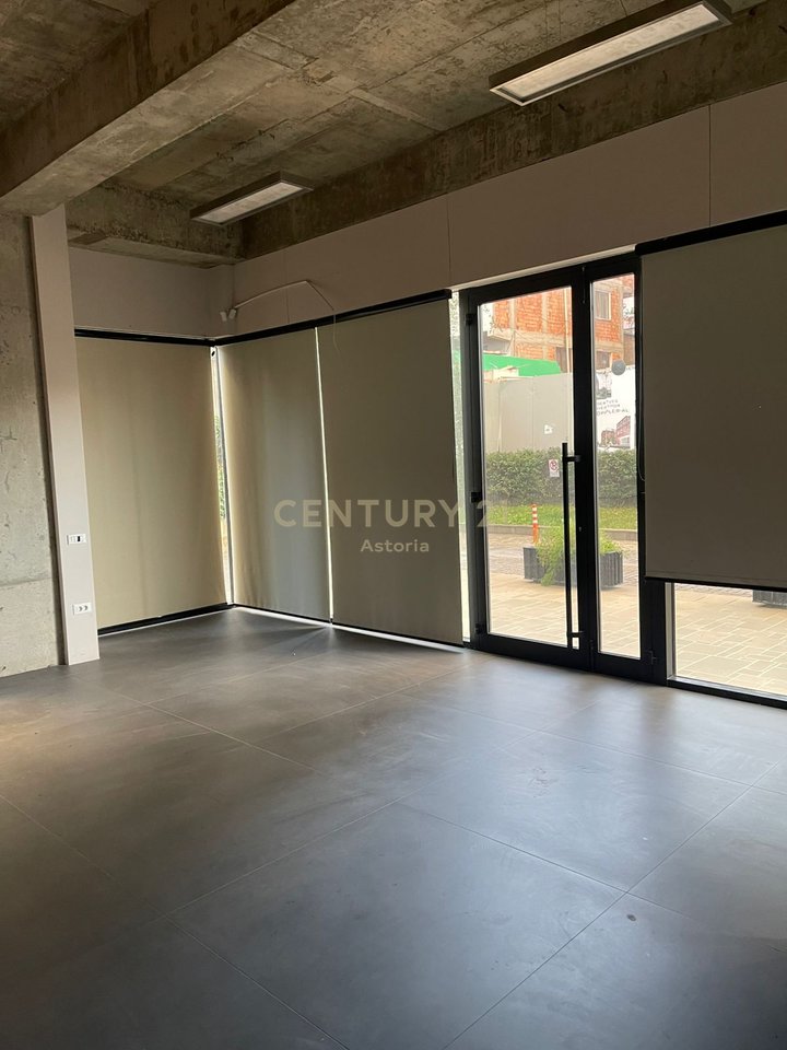 Spazio commerciale in affitto, open space, Via Kavaja.