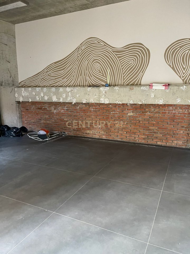 Spazio commerciale in affitto, open space, Via Kavaja.