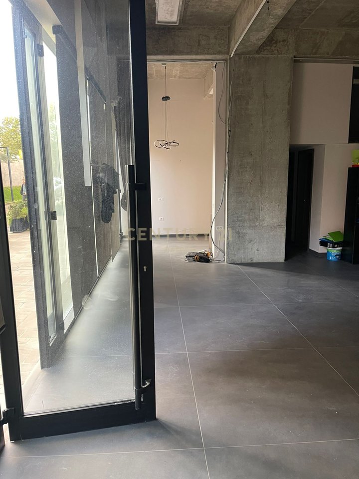 Spazio commerciale in affitto, open space, Via Kavaja.