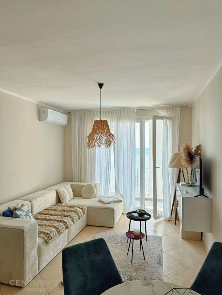 JAPIM ME QIRA APARTAMENT 1+1 TE SHKEMBI KAVAJËS, VIJË E PARË, PAMJE NGA DETI !!