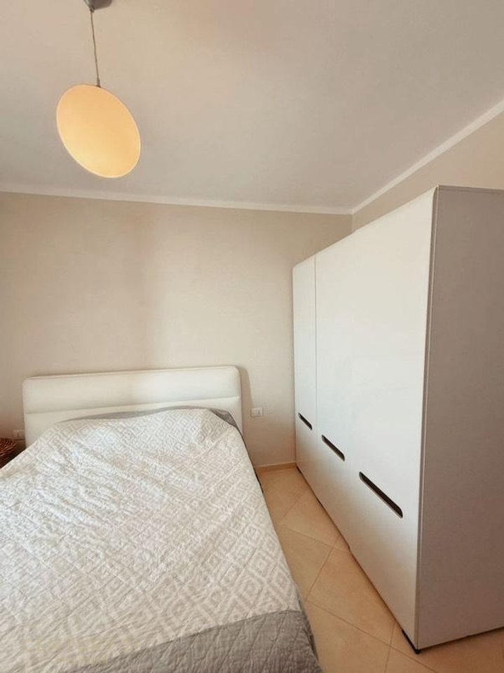 JAPIM ME QIRA APARTAMENT 1+1 TE SHKEMBI KAVAJËS, VIJË E PARË, PAMJE NGA DETI !!