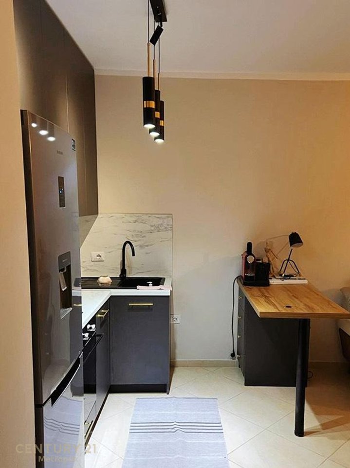 JAPIM ME QIRA APARTAMENT 1+1 TE SHKEMBI KAVAJËS, VIJË E PARË, PAMJE NGA DETI !!