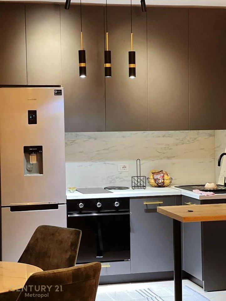 JAPIM ME QIRA APARTAMENT 1+1 TE SHKEMBI KAVAJËS, VIJË E PARË, PAMJE NGA DETI !!