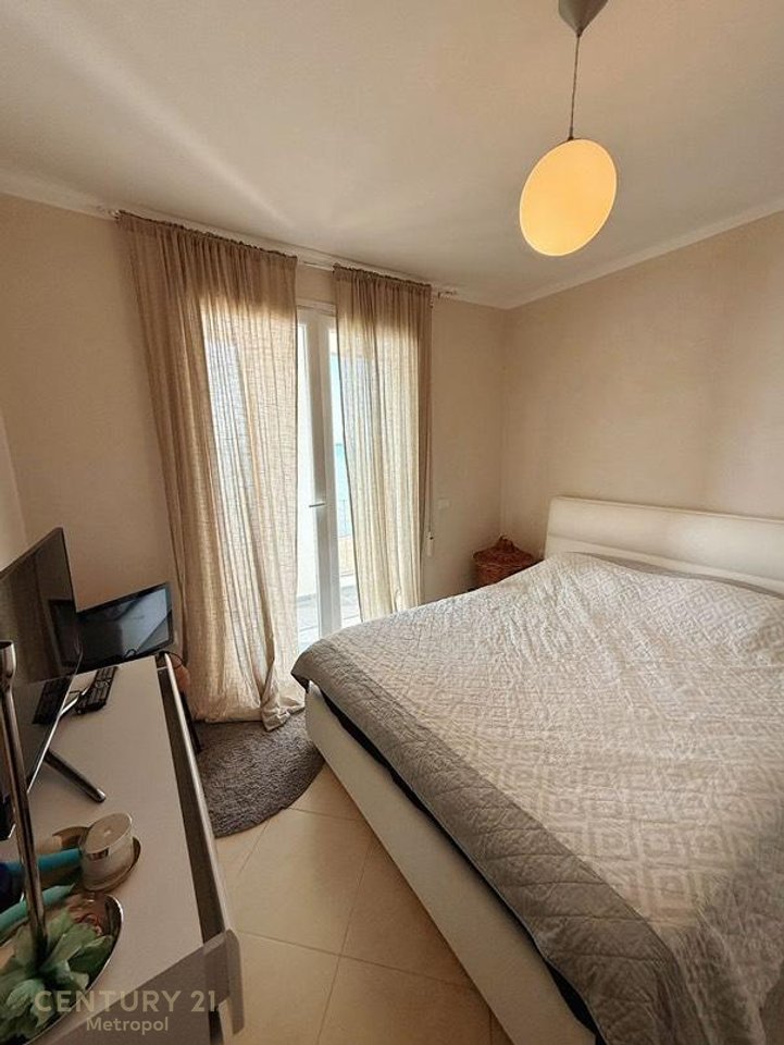 JAPIM ME QIRA APARTAMENT 1+1 TE SHKEMBI KAVAJËS, VIJË E PARË, PAMJE NGA DETI !!