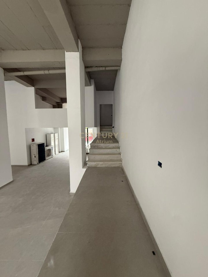 LOCALE COMMERCIALE IN AFFITTO 418 M2 VICINO ALLA SCUOLA NIKET DARDANI!