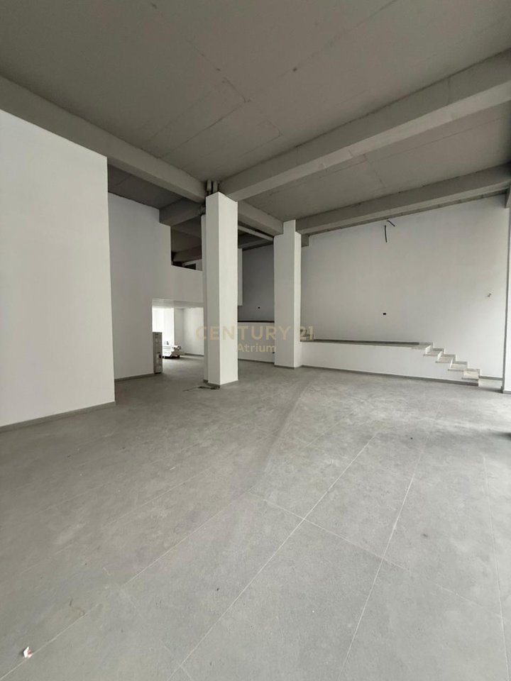 LOCALE COMMERCIALE IN AFFITTO 418 M2 VICINO ALLA SCUOLA NIKET DARDANI!