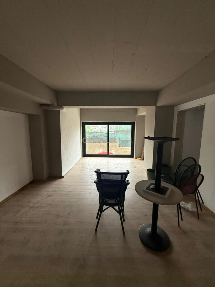 LOCALE COMMERCIALE IN AFFITTO 418 M2 VICINO ALLA SCUOLA NIKET DARDANI!