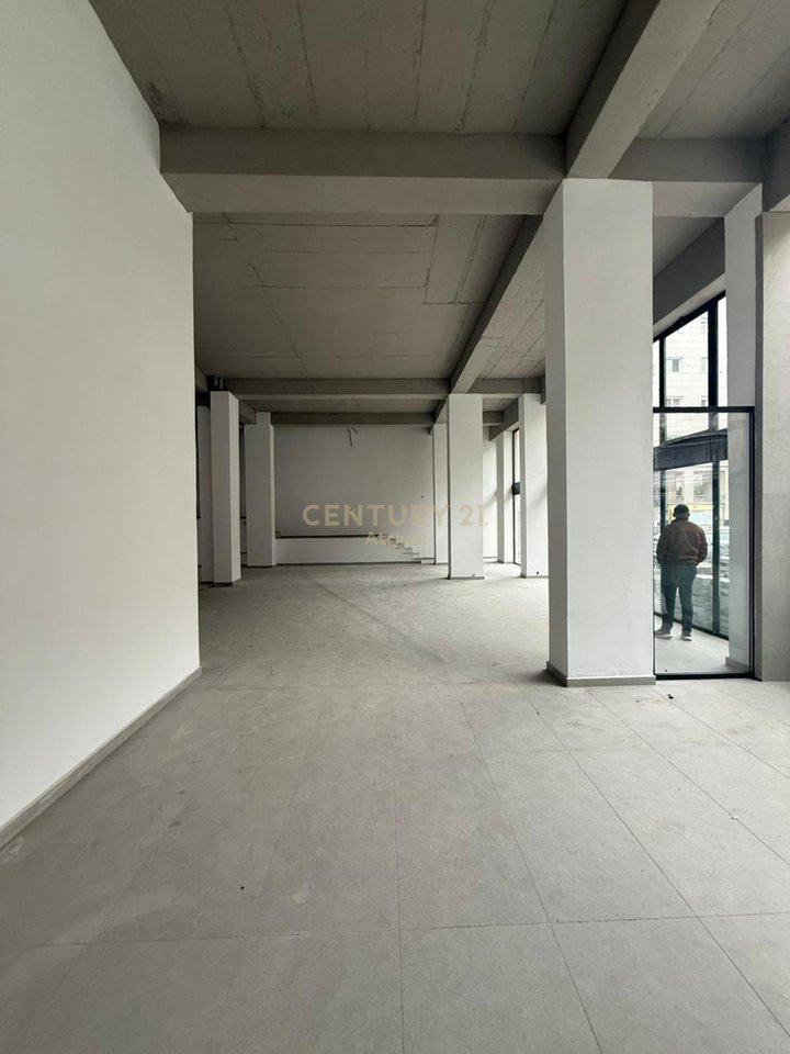 LOCALE COMMERCIALE IN AFFITTO 418 M2 VICINO ALLA SCUOLA NIKET DARDANI!