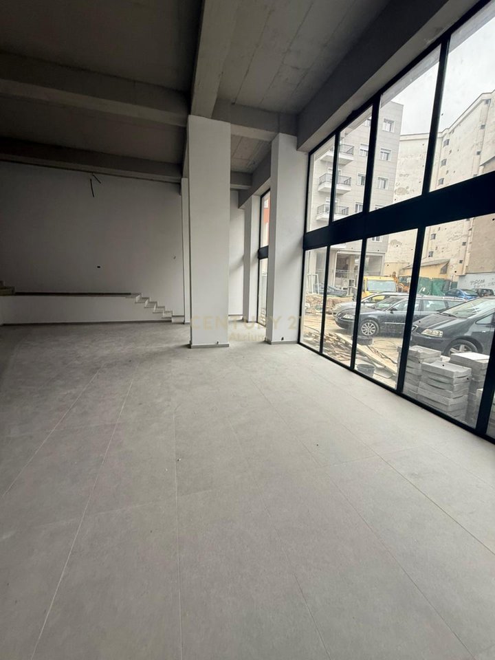 LOCALE COMMERCIALE IN AFFITTO 418 M2 VICINO ALLA SCUOLA NIKET DARDANI!