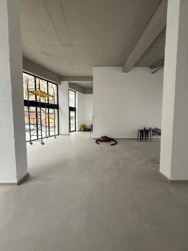 LOCALE COMMERCIALE IN AFFITTO 418 M2 VICINO ALLA SCUOLA NIKET DARDANI!