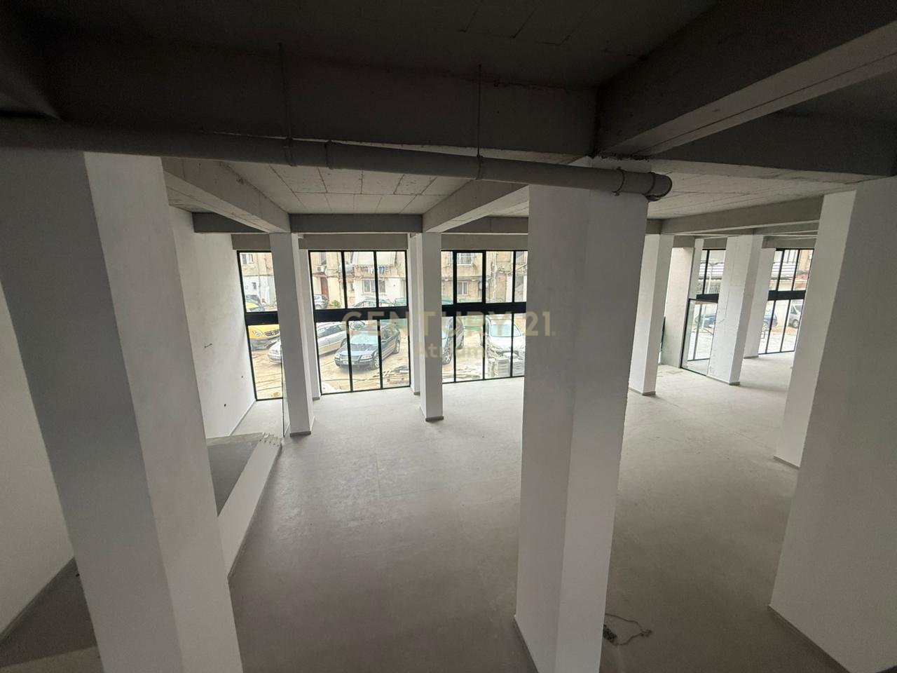 LOCALE COMMERCIALE IN AFFITTO 418 M2 VICINO ALLA SCUOLA NIKET DARDANI!