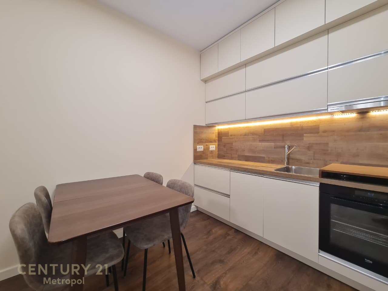 OFROJE PER QIRA APARTAMENT 1+1 NE QENDER-TIRANE!