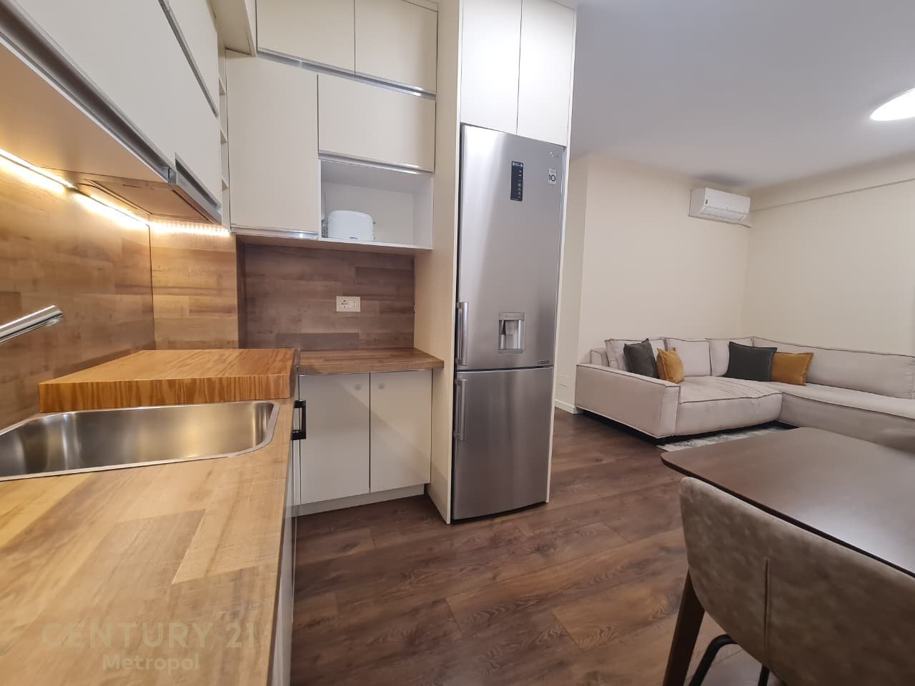 OFROJE PER QIRA APARTAMENT 1+1 NE QENDER-TIRANE!