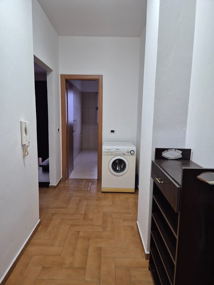 Apartament 2+1 Me Qira në Rruga e Kavajës,perball shkolles Kongresi Manastirit rruga Him Kolli  Tiranë - 700 MIJE LEKE  | 90 m²