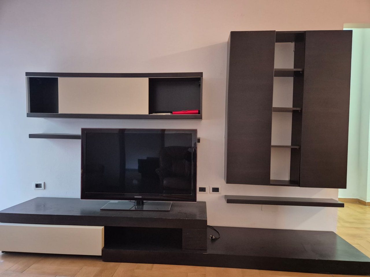 Apartament 2+1 Me Qira në Rruga e Kavajës,perball shkolles Kongresi Manastirit rruga Him Kolli  Tiranë - 700 MIJE LEKE  | 90 m²